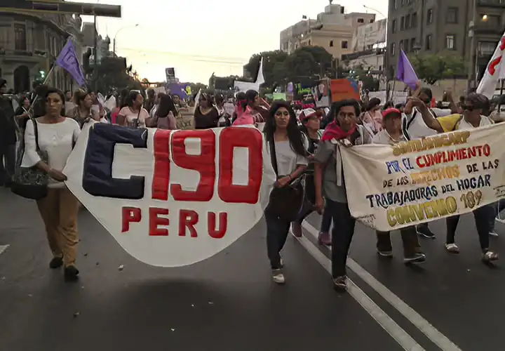 گروهی از معترضان در خیابان با پلاکارد بزرگی که روی آن نوشته شده «C190 PERU» و بنری دیگر با شعار حمایت از حقوق کارگران خانگی و اجرای کنوانسیون 189 سازمان بین‌المللی کار.