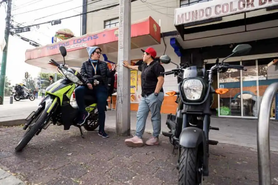 شایرا گاردونیو، دبیر امور جنسیتی اتحادیه ملی کارگران اپ (اونتا)، و یورکشی والدیویه‌سو روخاس، عضو این اتحادیه، که هر دو پیک هستند، در بیرونِ فضای امن «پونتو نارانخا» در مکزیکو سیتی. عکس: بکس گریفین/گاردین