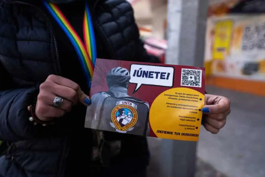 یک تراکت اونتا مردم را فرا می‌خواند تا از حقوق خود دفاع کنند و به اتحادیه بپیوندند، و توضیح می‌دهد که این اتحادیه پشتیبانی اضطراری وسیله نقلیه، کمک حقوقی و خدمات دیگر ارائه می‌دهد. عکس: بکس گریفین/گاردین<br />
