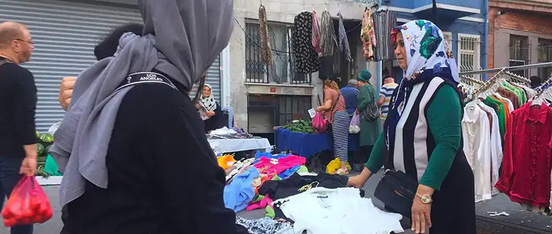 شایرا گاردونیو، دبیر امور جنسیتی اتحادیه ملی کارگران اپ (اونتا)، و یورکشی والدیویه‌سو روخاس، عضو این اتحادیه، که هر دو پیک هستند، در بیرونِ فضای امن «پونتو نارانخا» در مکزیکو سیتی. عکس: بکس گریفین/گاردین